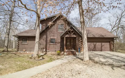 Log home acreage for sale in Jones County Iowa
