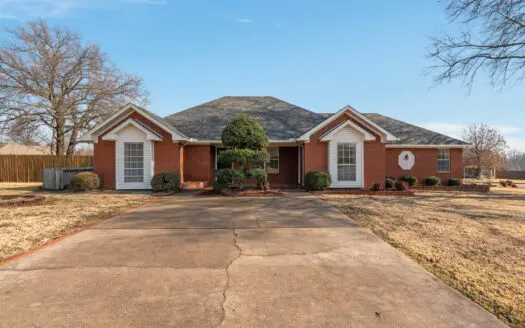 Beautiful Move In Ready Three Bed/2.5 Bath Home in Woods Addition