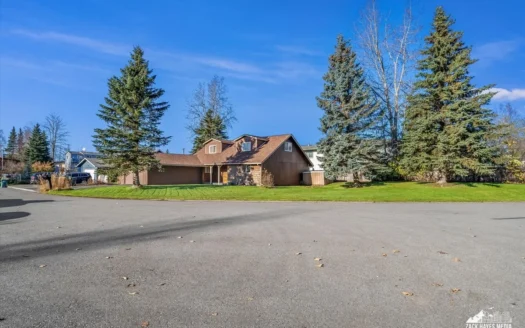 Home for Sale on a Spacious Lot in Anchorage, AK
