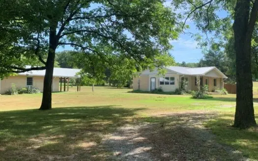 Beautiful Country Farmette Along Dead End Road in Arkansas