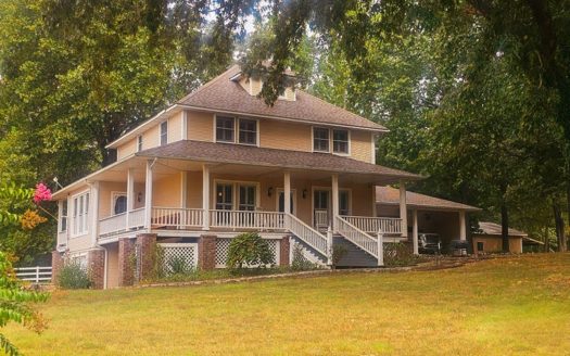 Horse Farm in Southern Missouri with Spectacular Home on 16 Acres