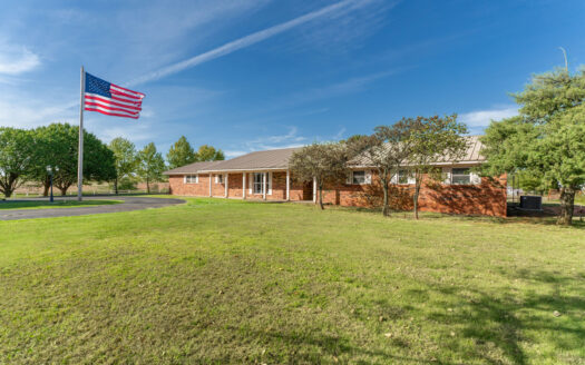 Renovated 4 Bedroom Country Home on 14 Acres Arapaho OK