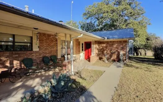 Country Home on Acreage with Horse Facilities in Rising Star TX