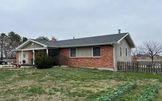 Country Home on 9 Acres. Full basement, Pool