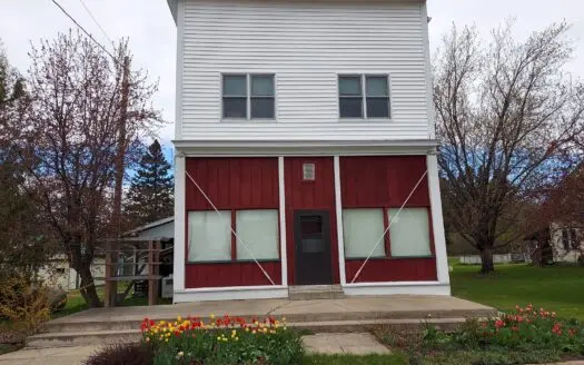 Unique Northern Minnesota 2 Story Building Large Garden Area