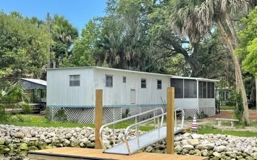 Water Lovers Paradise! Suwannee Living on the Canal!