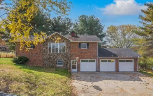 3 Bedroom 2 Bath with Attached 3 Car Garage in East Tn