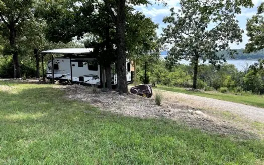 Camper on Bull Shoals Lake for Recreational Retreat
