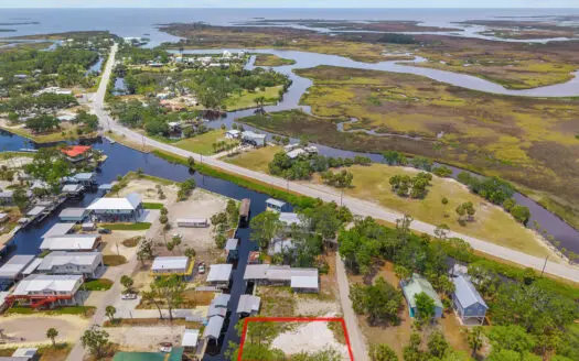 Lot in Suwannee, FL on Canal for Sale