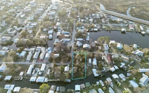 .5 Acre Lot For Sale in Suwannee, FL