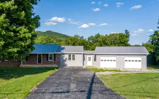 Home in Albany, Kentucky near Lake Cumberland and Dale Hollow