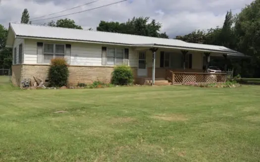 Home in Walking Distance of Court Square in Mountain View AR