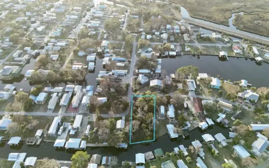 .5 Acre Lot For Sale in Suwannee, FL