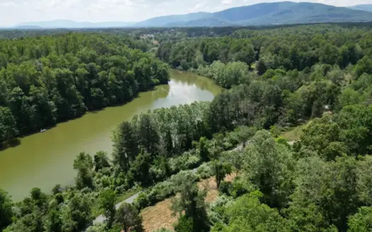Minutes from Charlottesville: Lakeside Living in Albemarle