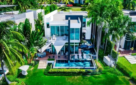 Spectacular Beachfront Villa in Riomar