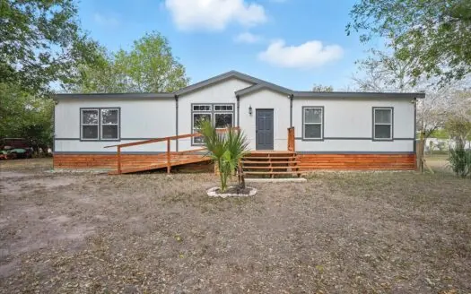 Versatile Property – Residential or Commercial Use with Acreage