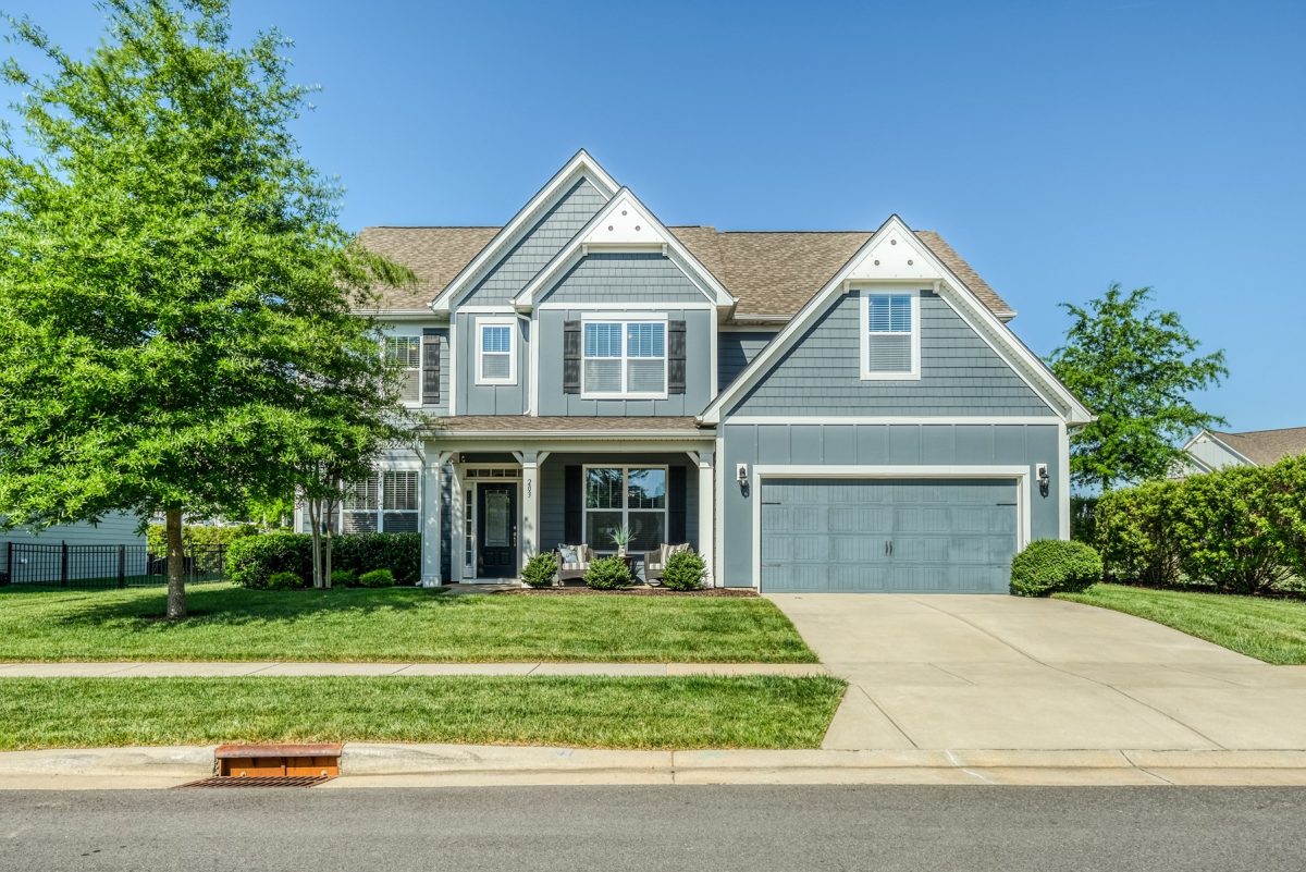 Beautiful Home For Sale in Mooresville Lakefront Community