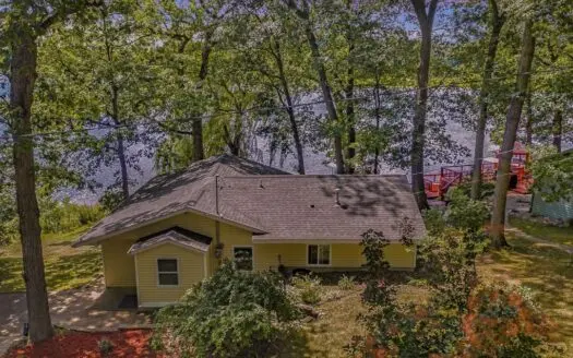 Well-maintained 2 Bed lakefront Home Located on Gilkey Lake