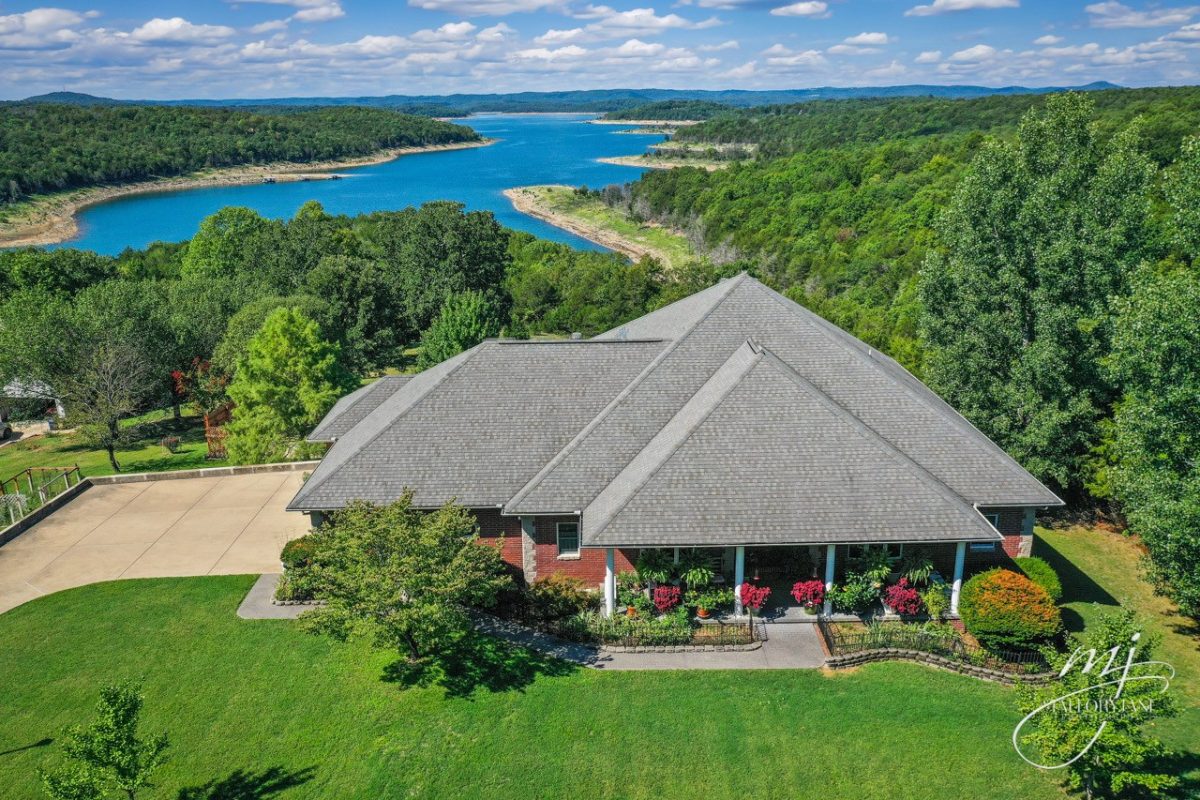 LAKE FRONT HOME FOR SALE NEAR MOUNTAIN HOME ARKANSAS
