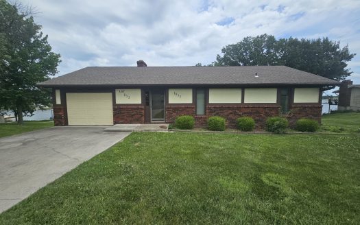 Gallatin Missouri waterfront real estate listing photo 1
