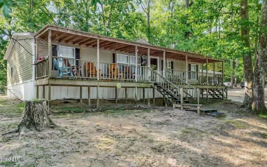 Natchez Mississippi waterfront real estate listing photo 1