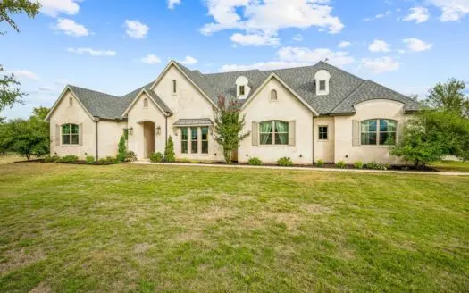 Luxury Home with Acreage for Sale in Bridgeport, Texas