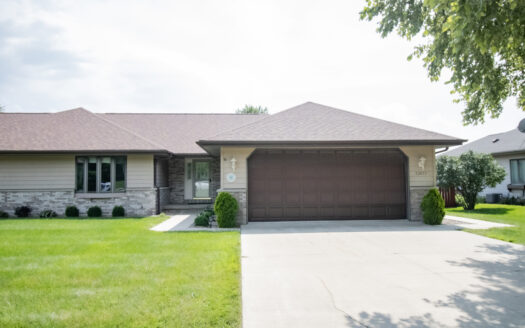 Anamosa Iowa waterfront real estate listing photo 1