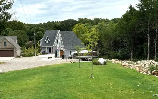 Lakefront Home & Cottage For Sale in Cherokee Village AR