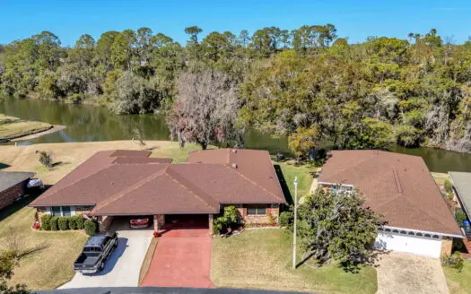 Lake front villa with low maintenance lifestyle