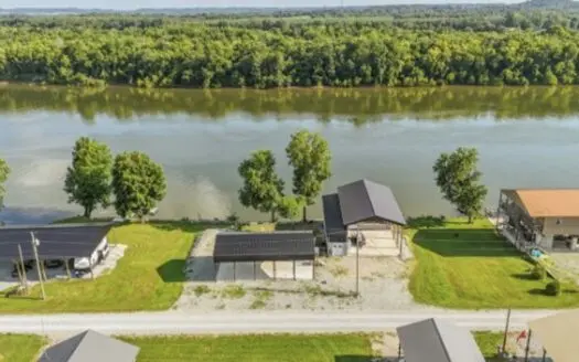 Located in a beautiful, gated community on the Tennessee river!!!