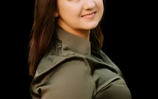 agent profile picture for Rebecca Young on waterfront properties website