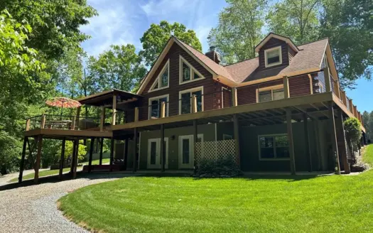 Southern Comfort: Private 11-Acre Log Home on Kerr Lake