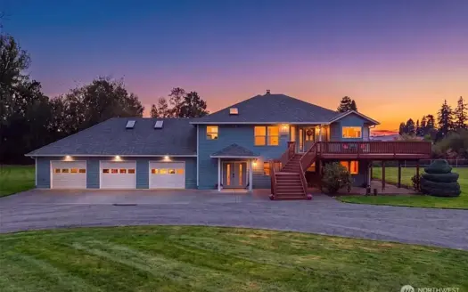 Rare Lewis River Waterfront Retreat in Woodland